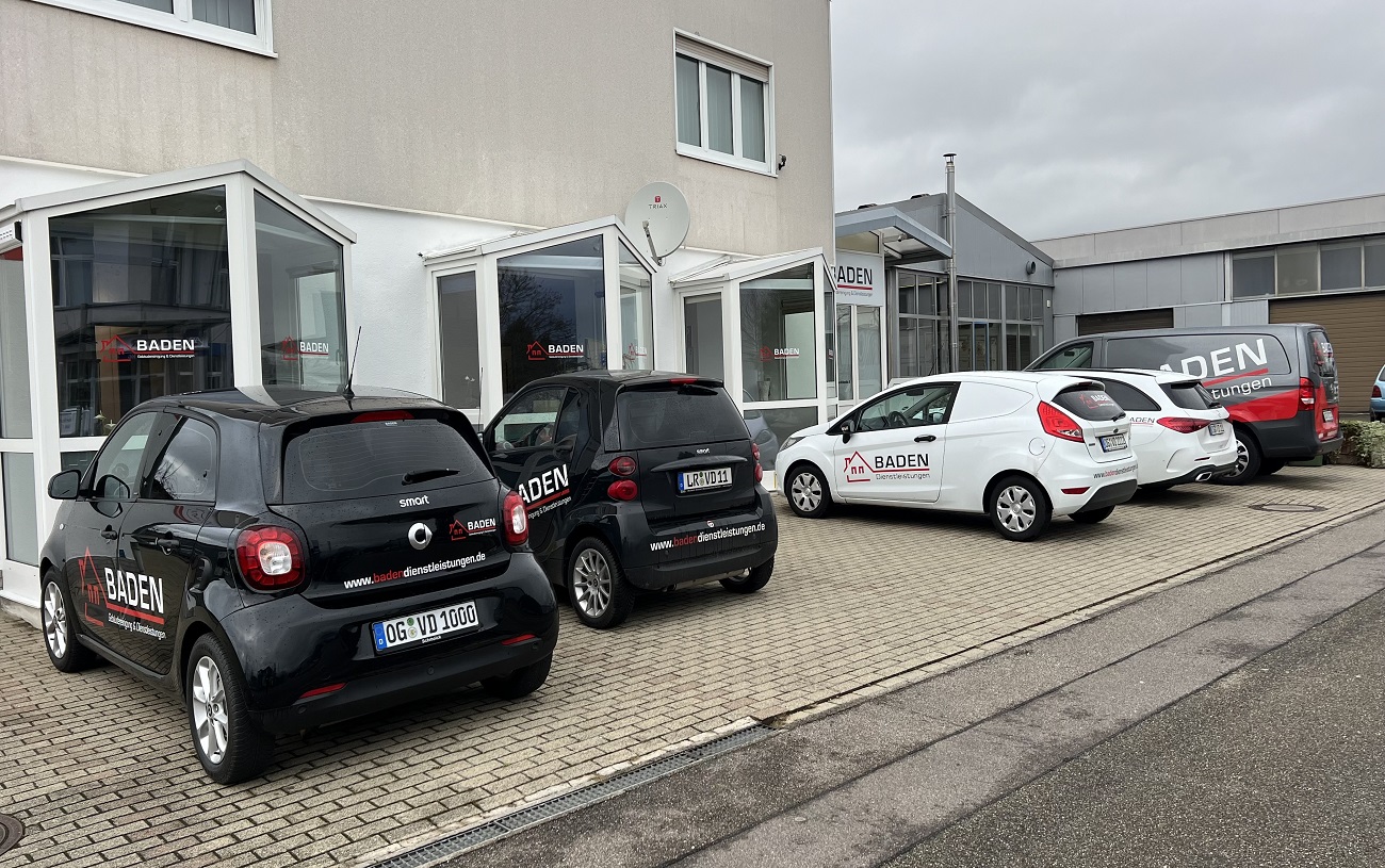 Foto von 2 großen Kombi-Fahrzeugen von Gebäudereinigung Baden Dienstleistungen aus Offenburg