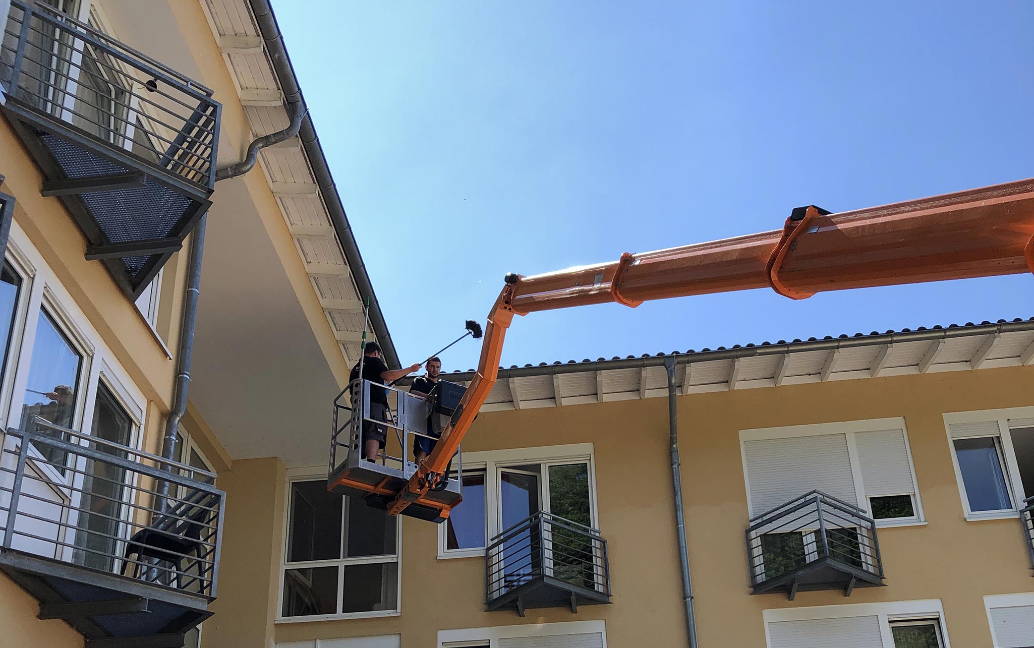 Fensterreinigung von Außen mit einem Hebekran von Gebäudereinigung Baden Dienstleitungen in Karlsruhe