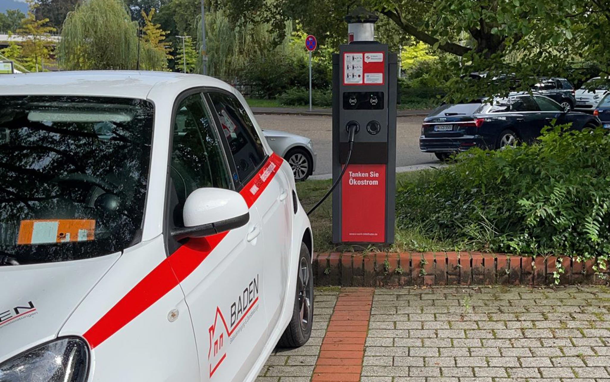 E-Auto von Baden Dienstleistungen tankt Ökostrom