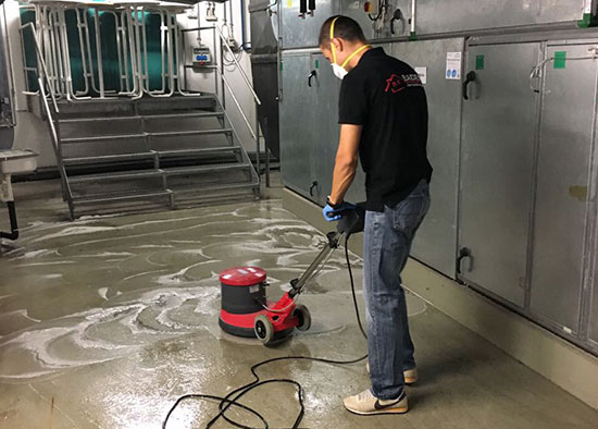 Mitarbeiter von Baden Dienstleistungen bei der Reinigung eines Industriefussbodens