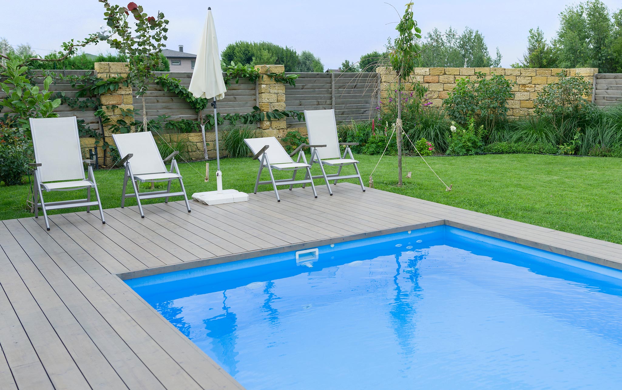 sauberer Pool in einem Garten, Poolreinigung von Baden Dienstleistungen