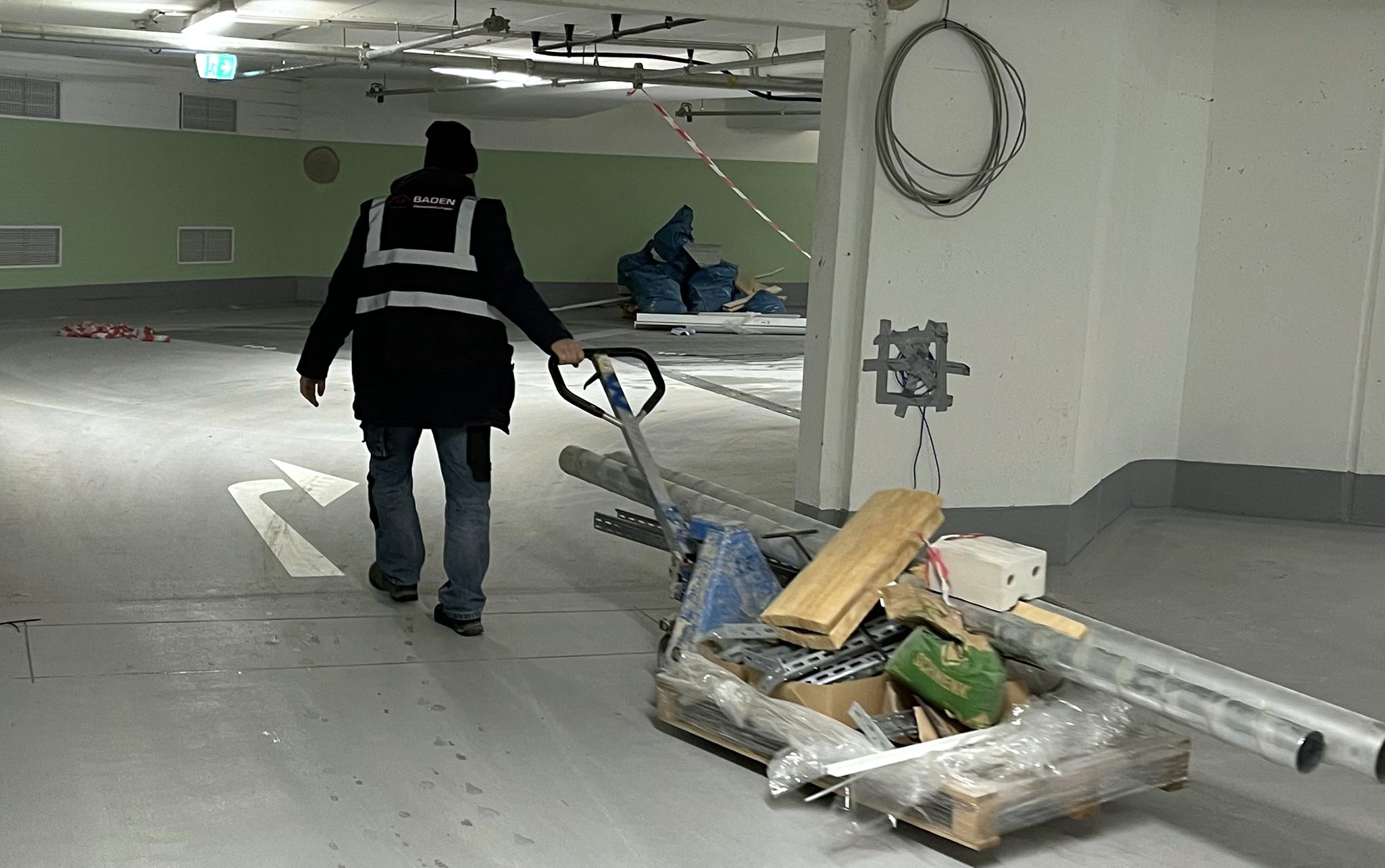 Mitarbeiter von Baden Dienstleistungen transportiert Baumaterialreste